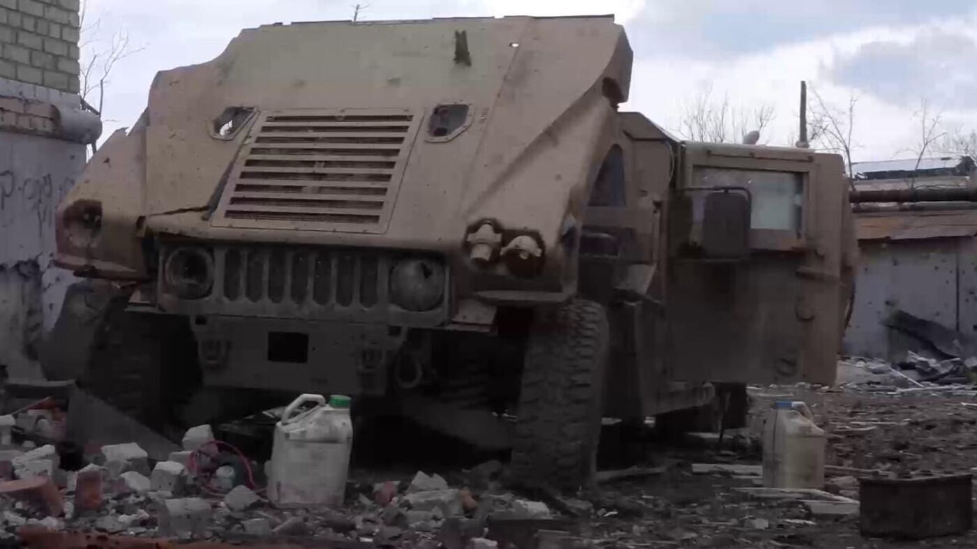 Chiếc Humvee bị hư hại do quân đội Ukraine tìm cách phá hủy nhưng không thành công.