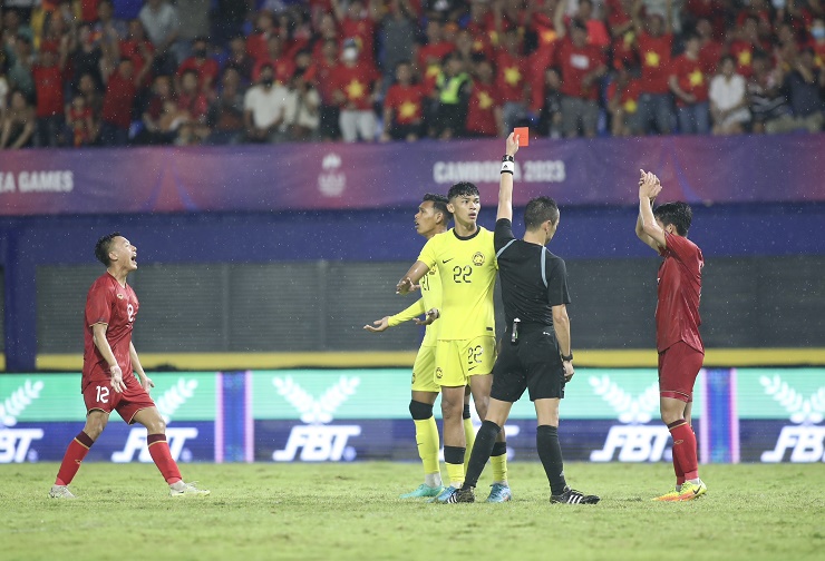 U22 Malaysia bị đuổi tới 2 người