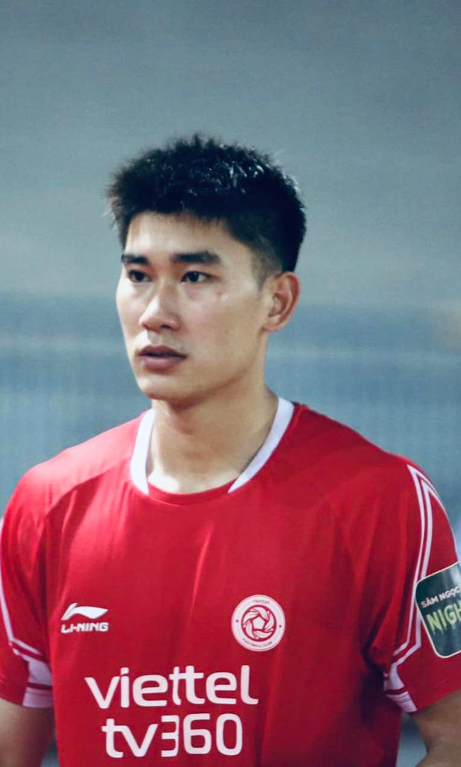 Nhâm Mạnh Dũng (sinh năm 2000) là cầu thủ thi đấu ở vị trí tiền đạo cho câu lạc bộ Viettel và đội tuyển quốc gia Việt Nam. Chàng cầu thủ từng gây chú ý bởi chuyện tình yêu đẹp với một cô giáo tiểu học, tuy nhiên, hai người đã "đường ai nấy đi". 
