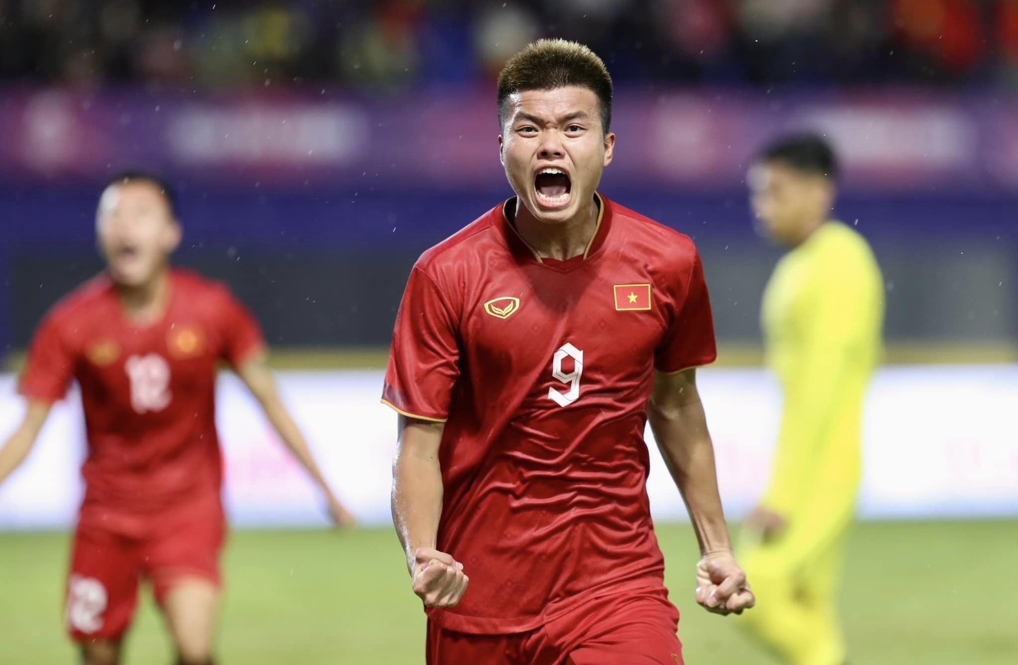 Văn Tùng ăn mừng khi ghi&nbsp;bàn thắng cho tuyển Việt Nam