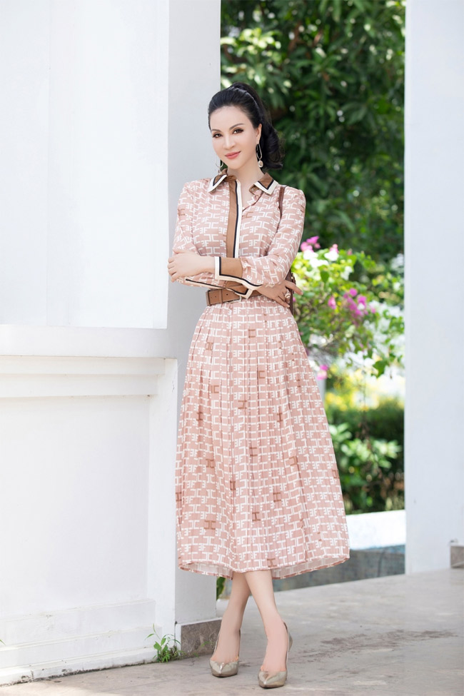  Những phụ kiện đi cùng như túi xách, giày cao gót hay khuyên tai, vòng tay thường được nữ doanh nhân tinh tế lựa chọn có các chi tiết hoặc tông màu ăn ý với thắt lưng.