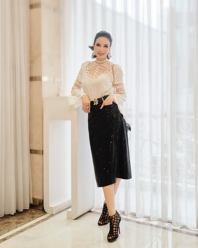 Người hâm mộ học được những cách phối đồ thú vị từ các video Tik Tok của Thanh Mai. Nữ MC mang đến nhiều gợi ý thời trang giàu tính ứng dụng, hợp với nhiều độ tuổi, tối giản nhưng vẫn duyên dáng, cuốn hút.