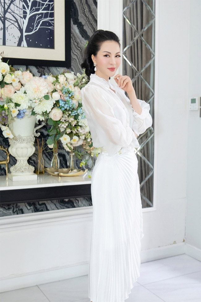 Mỗi ngày đi làm, Thanh Mai lại lên đồ khác nhau. Lúc là váy liền, khi lại là quần âu, sơ mi, khi là chân váy với áo blouse… Cũng có khi, người đẹp thử sức với các thiết kế phá cách, độc đáo. Dù lựa chọn style ăn mặc nào, ở MC Sức sống mới cũng toát lên vẻ nữ tính, sang chảnh và thời thượng.