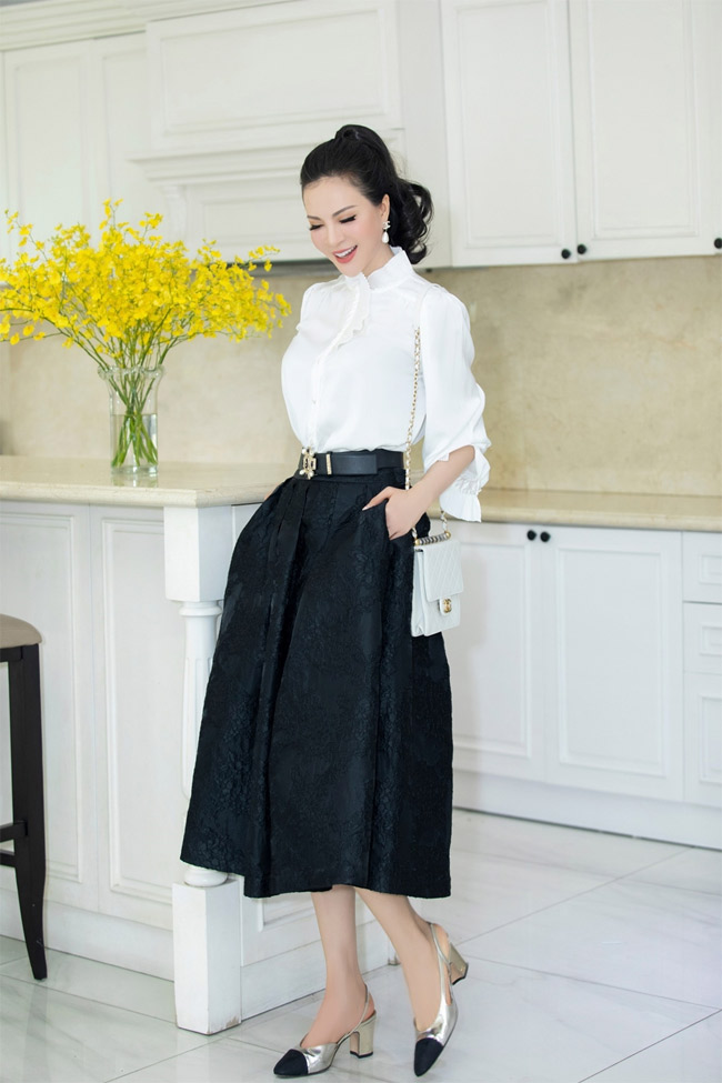 Những thiết kế sơ mi điệu đà mix cùng chân váy midi bồng xòe và giày cao gót là một trong những set đồ yêu thích của Thanh Mai. Cách mix tối giản nhưng giúp người đẹp khoe bật vòng eo thon. Sự góp mặt của chiếc belt bản to đính nạm cầu kỳ cũng tạo thêm điểm nhấn, tăng độ sang chảnh của cô thêm vài phần.