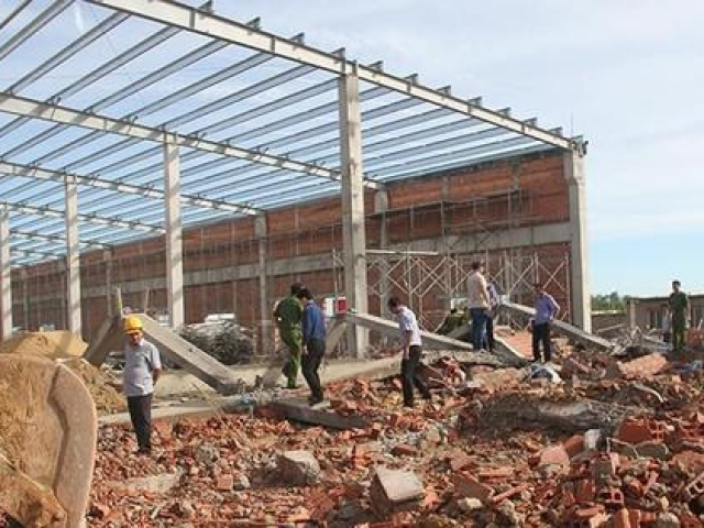 Tin tức trong ngày - Vụ sập tường làm 5 người chết ở Bình Định: Khởi tố 2 bị can