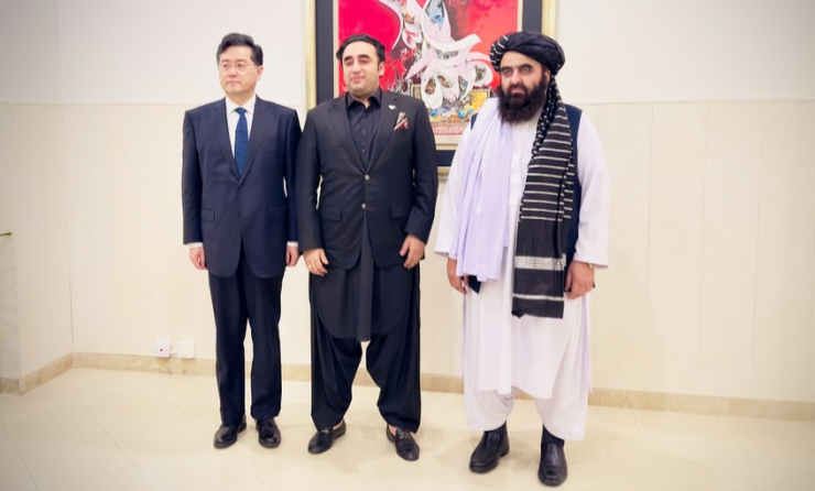 Từ trái qua, Bộ trưởng Ngoại giao Trung Quốc Tần Cương, Ngoại trưởng Pakistan Bilawal Bhutto Zardari và ông Amir Khan Muttaqi - nhà ngoại giao hàng đầu của chính quyền Taliban. Ảnh: HAFIZ ZIA AHMAD/TWITTER