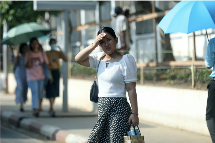 Người phụ nữ dùng tay che nắng trong một ngày nắng nóng ở Yangon (Myanmar) hồi tháng 4/2023. Ảnh: Xinhua