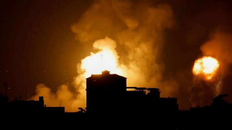 Khói lửa bốc lên từ một khu vực ở Dải Gaza sau đợt tập kích ngày 9/5. Ảnh: Reuters