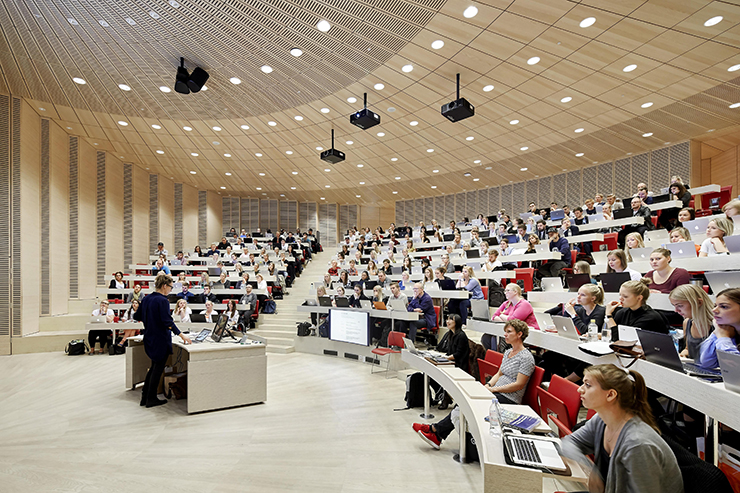 Đặc điểm lớn nhất của việc giảng dạy Oxford là “hệ thống hướng dẫn”. Cố vấn của sinh viên là các nhà nghiên cứu, hầu hết trong số họ là những học giả xuất sắc, đã đạt được những thành tựu to lớn trong một số lĩnh vực nhất định.&nbsp;
