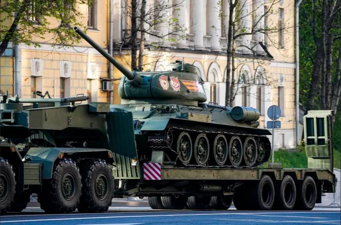 Một chiếc xe tăng T-34 di chuyển về
phía Quảng trường Đỏ ở Moscow.
