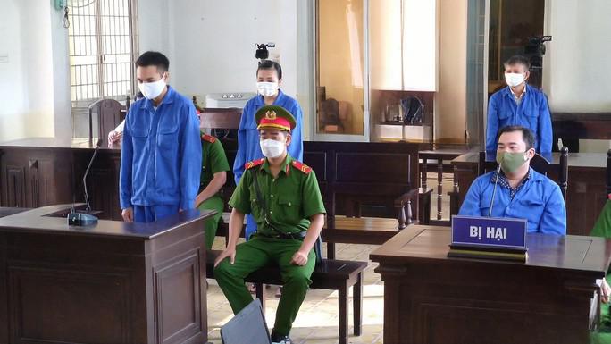 Trần Trí Mãnh (ngoài cùng bên phải) vừa là bị cáo vừa là bị hại
