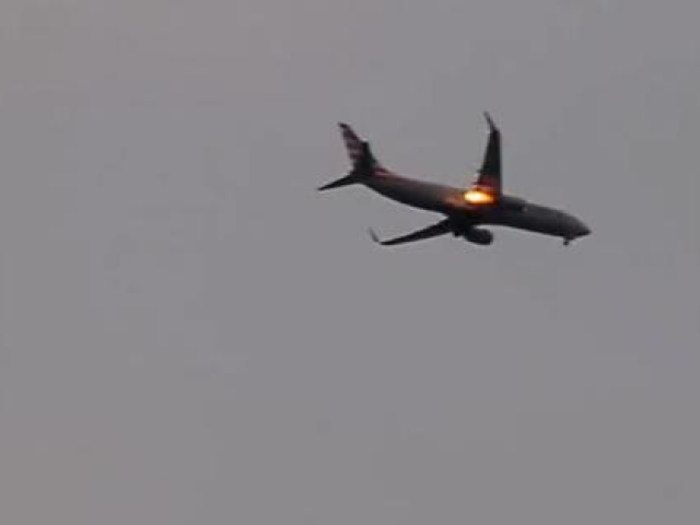 Bị chim ”tập kích”, máy bay Boeing 737 của Mỹ cháy động cơ giữa trời