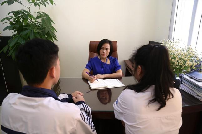 Giáo viên Trường THPT Lê Viết Thuật (TP Vinh, tỉnh Nghệ An) chia sẻ với học trò về những vấn đề tuổi học đường