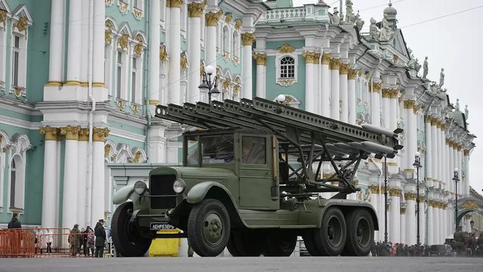 Bệ phóng rốc-két đa nòng BM-13 Katyusha tại Moscow