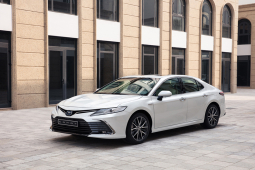 Giá xe Toyota Camry niêm yết và lăn bánh tháng 5/2023