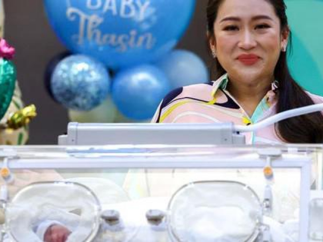 Con gái ông Thaksin ”tái xuất” cùng con 2 ngày tuổi, tiếp tục tranh cử