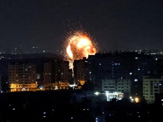 Israel không kích dữ dội sau khi hứng mưa tên lửa từ Dải Gaza