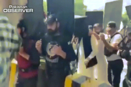 Video: Kỳ lạ cảnh cựu Thủ tướng Pakistan đội “xô chống đạn” đến tòa
