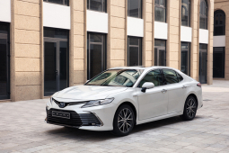 Giá xe Toyota Camry niêm yết và lăn bánh tháng 5/2023