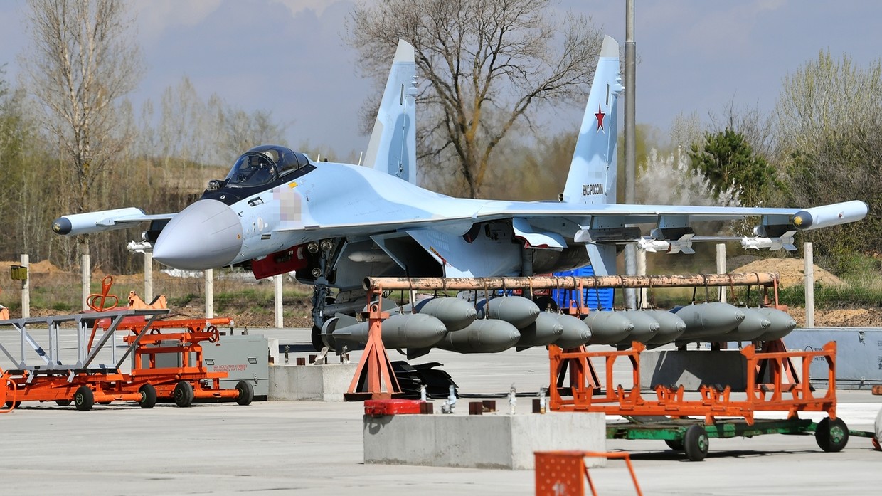 12 quả bom được đặt bên cạnh chiến đấu cơ Su-35 của Nga.