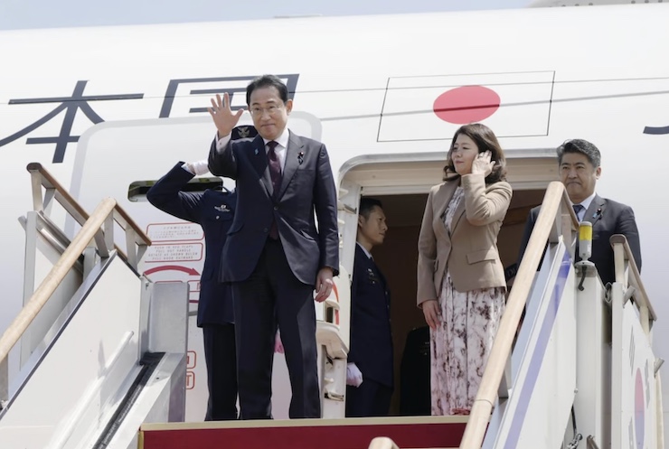 Thủ tướng Nhật Bản Kishida Fumio và phu nhân lên máy bay về nước sau chuyến thăm Hàn Quốc kéo dài 2 ngày.