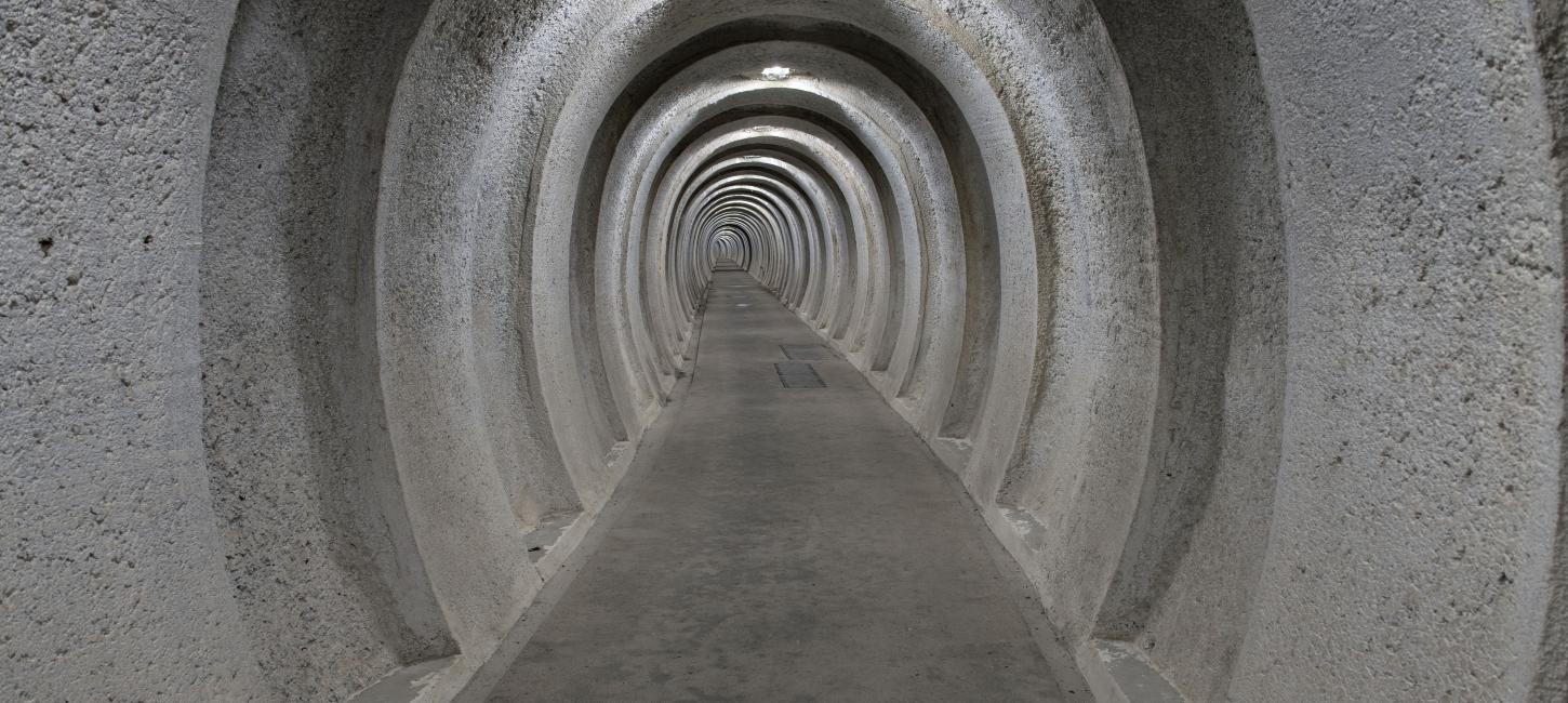 Lối đi trong REGAN West được thiết kế với những bức tường cong nhằm chống chịu sức công phá của vụ nổ hạt nhân (ảnh: BBC)