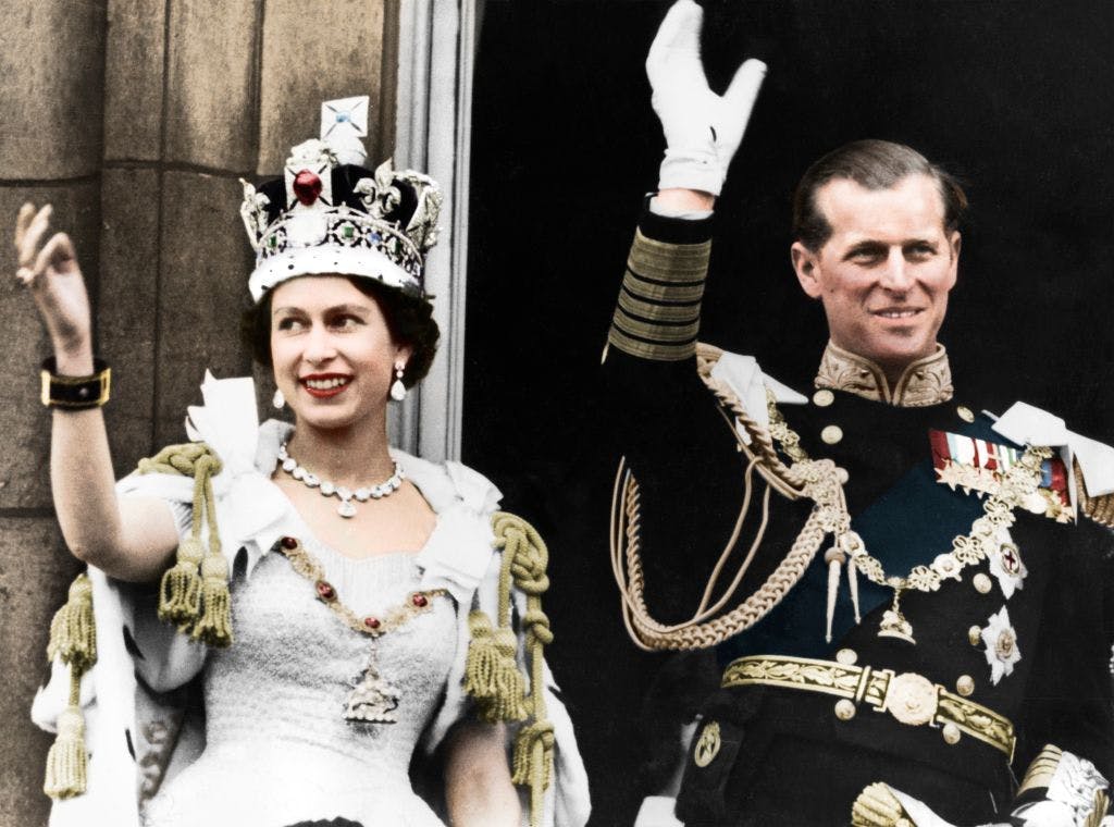 Những điều giờ mới tiết lộ về chiếc váy đăng cơ của nữ hoàng Elizabeth - 3