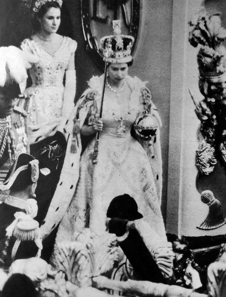 Những điều giờ mới tiết lộ về chiếc váy đăng cơ của nữ hoàng Elizabeth - 1