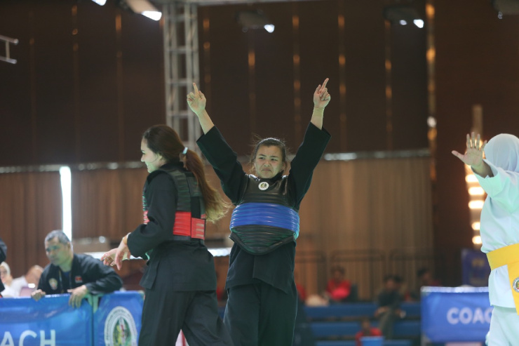 Đối thủ "cười nhạt" pha lẫn sự bất lực khi lần thứ hai phạm luật và bị trừ điểm