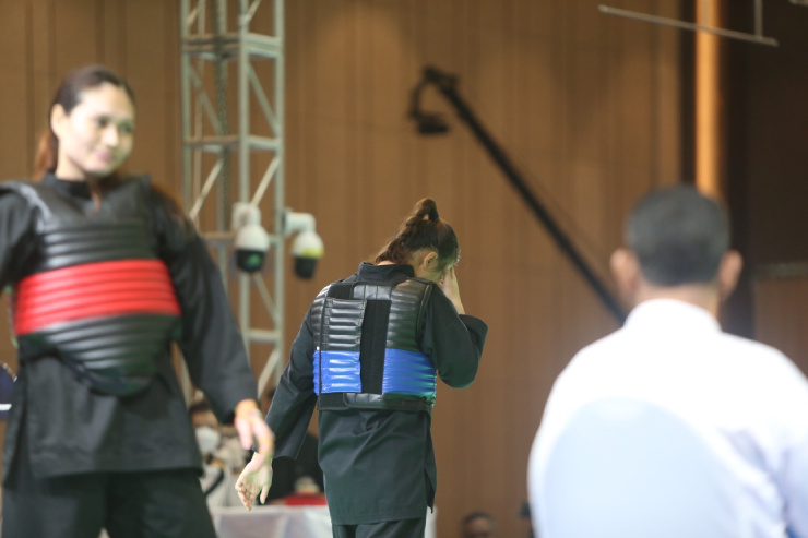 Thu Nghĩa (giáp xanh) 2 lần bị đối thủ tấn công vào đầu, mặt