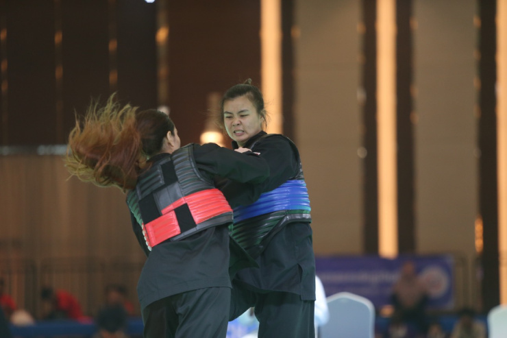 Cô gái sinh năm 1999 tới từ Sơn La thi đấu quyết tâm nhưng gặp nhiều khó khăn tại bán kết hạng 65-70 kg nữ