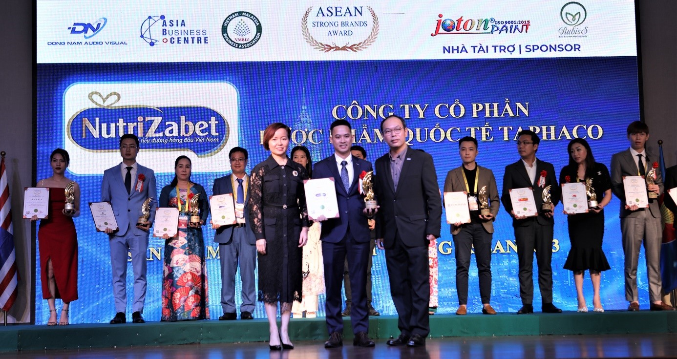 Đại diện thương hiệu Nutrizabet nhận giải thưởng Top 10 thương hiệu mạnh ASEAN