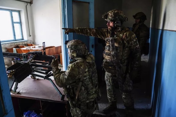 Binh sĩ Ukraine sử dụng súng máy đối phó với các lực lượng Nga ở Bakhmut vào ngày 24/2/2023.