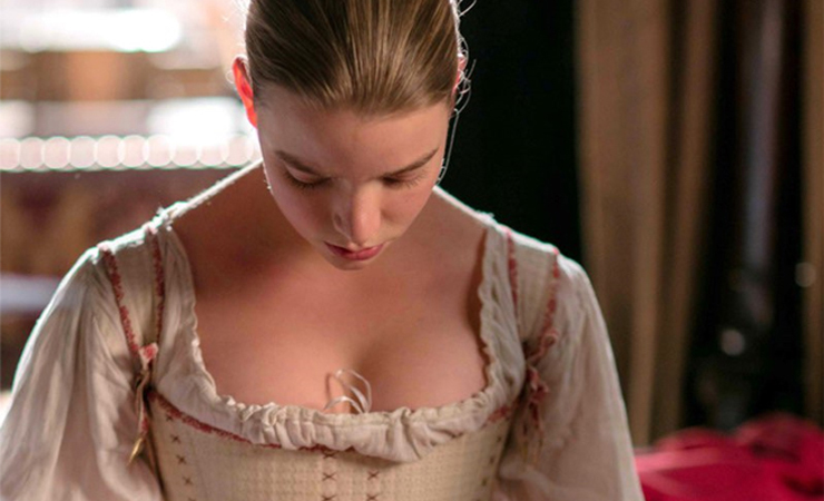 Mặc áo corset (nịt ngực) giúp tôn vóc dáng cho các người đẹp trong phim xưa của Hollywood.
