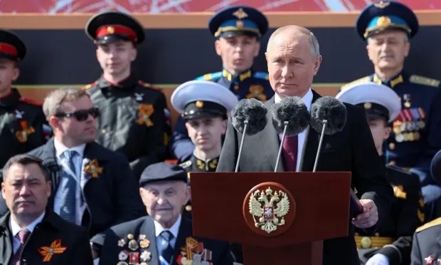 Tổng thống Nga Putin phát biểu trước lễ duyệt binh tại Quảng trường Đỏ, Moscow, ngày 9/5. Ảnh: EPA