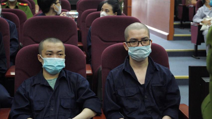 Nguyễn Thái Luyện (đeo kính) tại toà. Ảnh: HỮU ĐĂNG
