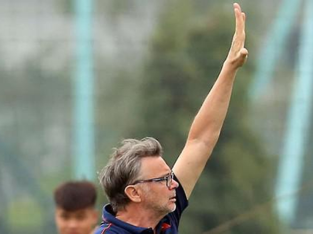 Bóng đá - HLV Troussier và nỗi lo… giống ông Park