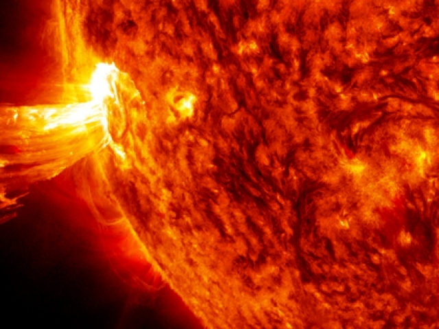 Công nghệ thông tin - Hôm nay, "bão lửa vũ trụ" ngược đời ập vào Trái Đất