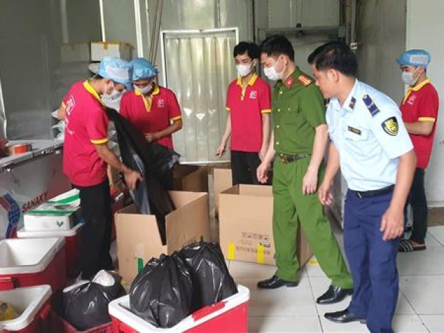 Thị trường - Tiêu dùng - Phát hiện 5 tạ đùi gà, gà ủ muối không nguồn gốc