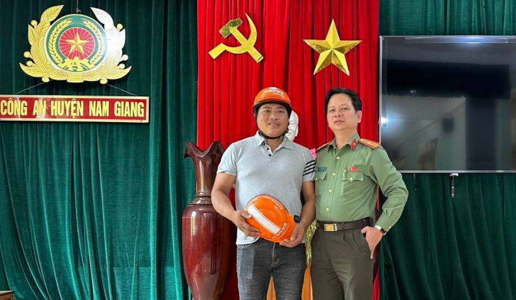 Đội Xây dựng Phong trào Bảo vệ An ninh Tổ quốc - Công an huyện Nam Giang tặng quà cho anh Hội