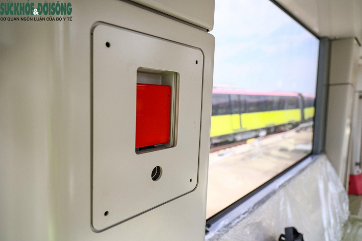 Một số thiết bị giám sát, thiết bị cảnh báo... được lắt đặt trong toa để đảm bảo an ninh trật tự, an toàn cho hành khách khi sử dụng phương tiện công cộng đặc thù này.
