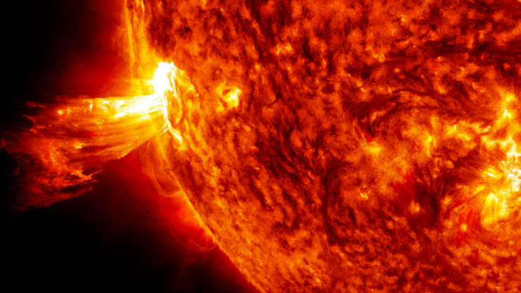 Một trong những cơn "bão lửa" bùng phát từ vết đen Mặt Trời - Ảnh: NASA