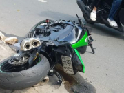 Tin tức trong ngày - Mô tô văng lên vỉa hè, nam thanh niên trọng thương