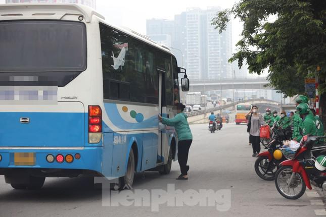 Xe khách dừng giữa đường đón người lên.