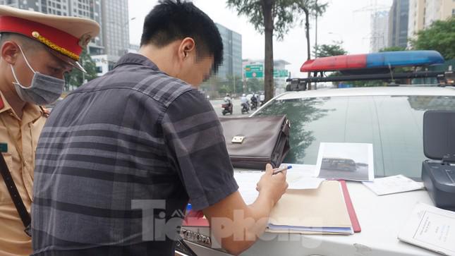 Các tài xế sau khi xem lại hình ảnh vi phạm thừa nhận lỗi và chấp hành việc xử phạt.