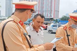 Tin tức trong ngày - Cảnh sát giao thông mang máy in ra chốt, tài xế ngỡ ngàng khi xem hình ảnh vi phạm