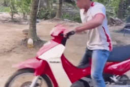 Thế giới xe - Clip: Bóp côn Suzuki Xì-po sai cách, cả người và xe lao xuống ao