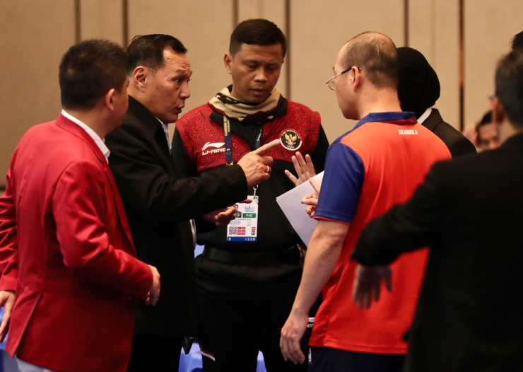 Tổng trọng tài Pencak Silat SEA Games 32 (mặc áo vét đen) là người Indonesia