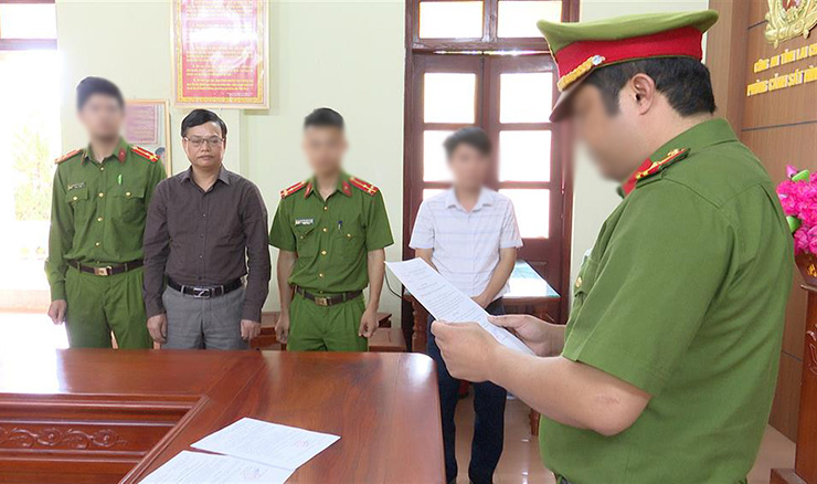 Cơ quan công an thực hiện Lệnh bắt tạm giam đối với bị can Trì (áo sẫm màu) (Nguồn: Bộ Công an)