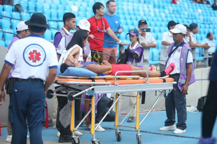 VĐV Philippines lên cáng sau phần thi chạy 800m